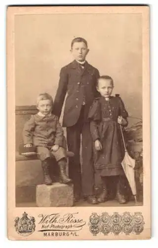 Fotografie Wilhelm Risse, Marburg a. L., Kinderporträt mit Schirm