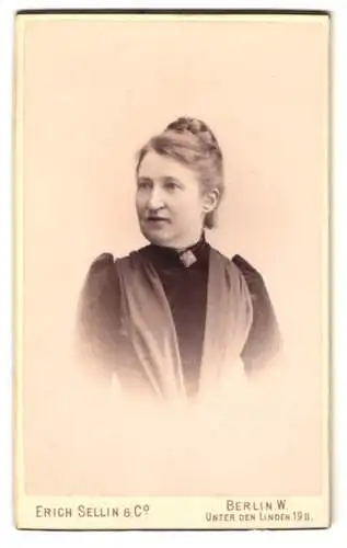 Fotografie Erich Sellin & Co., Berlin, Unter den Linden 19 II, Portrait einer Dame