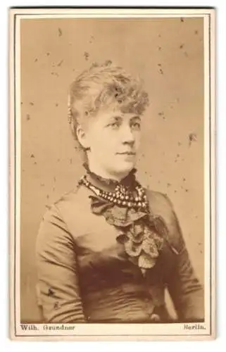 Fotografie Wilh. Grundner, Berlin, Friedrichstr. 178, Porträt einer Dame
