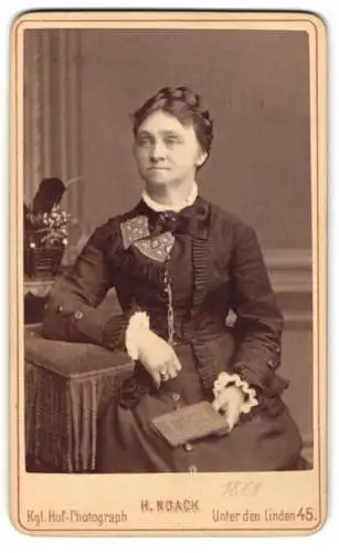 Fotografie H. Noack, Berlin, Unter den Linden 45, Frau mit Buch