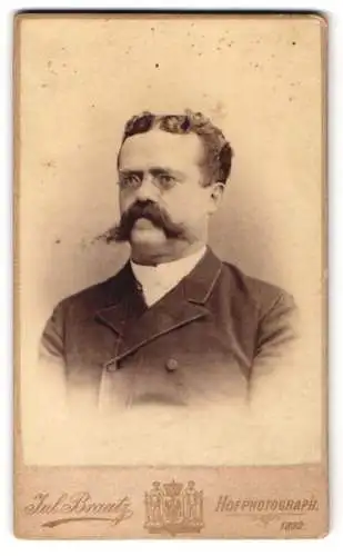 Fotografie Jul. Braatz, Berlin, Mohrenstrasse 63, Würdevolles Herrenportrait