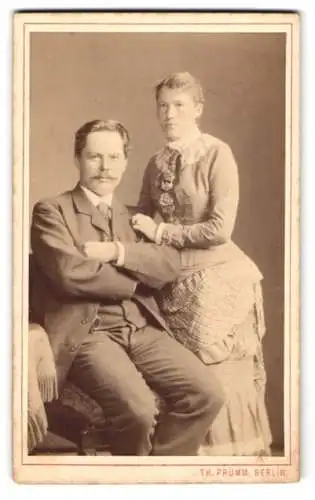 Fotografie Th. Prumm, Berlin, Unter den Linden 51, Paarporträt im Atelier
