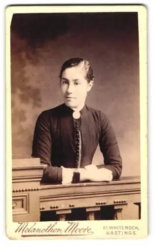 Fotografie Melancthon Moore, Hastings, 21 White Rock, Porträt einer jungen Frau