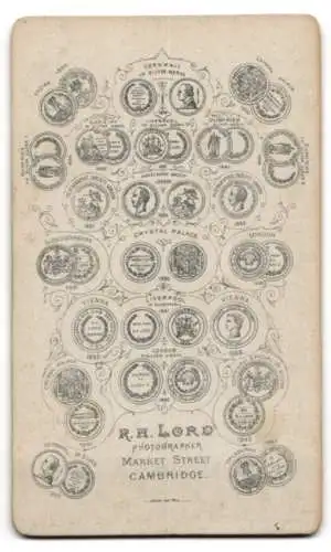 Fotografie R.H. Lord, Cambridge, Market Street, Porträt einer jungen Frau