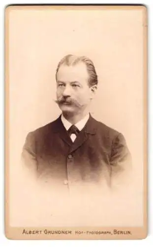 Fotografie Albert Grundner, Berlin, Leipziger Strasse 47, Portrait eines eleganten Herren mit Schnurrbart