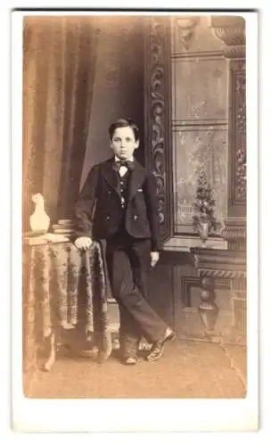 Fotografie J. Clapperton, Galashiels, Bridge Street 21, Porträt eines Jungen