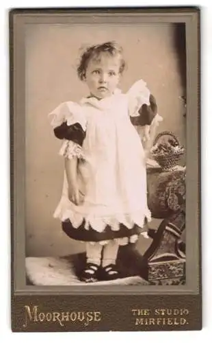 Fotografie Moorhouse, Mirfield, Kind in weissem Kleid