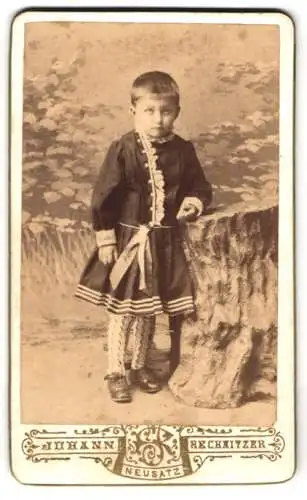 Fotografie Johann Rechnitzer, Neusatz, Kind in eleganter Kleidung