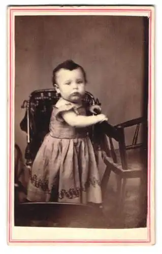Fotografie H. D. Cole, Bainbridge, Kleinkindes an einem Stuhl