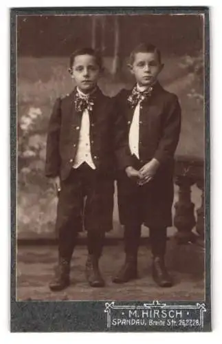 Fotografie M. Hirsch, Spandau, Breite Strasse 26/27, Zwei Jungen in feiner Kleidung