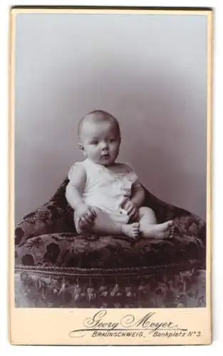 Fotografie Georg Meyer, Braunschweig, Bankplatz 3, Porträt eines Babys auf einem gepolsterten Sessel