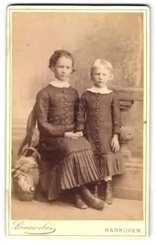 Fotografie G.W. Leineweber, Hannover, Georgstrasse 11, Zwei Kinder in karierten Kleidern