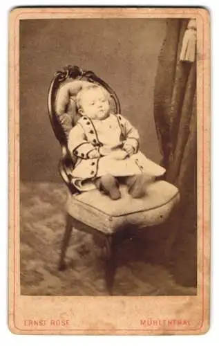 Fotografie Ernst Rose, Mühlenthal, Kleinkind auf einem Stuhl