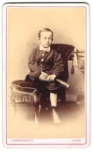 Fotografie J. Turner, Leeds, Mount Preston, Kleiner Junge auf gepolstertem Stuhl