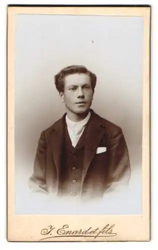 Fotografie J. Enard et fils, Delémont, Avenue de la gare, Porträt eines jungen Mannes
