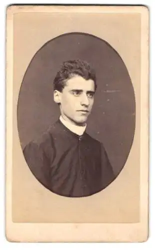 Fotografie Nessi, Como, Corso Vittorio Emanuele, Porträt eines jungen Mannes in festlicher Kleidung