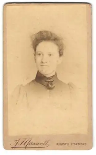 Fotografie A. Maxwell, Bishop`s Stortford, South Street, Porträt einer Dame