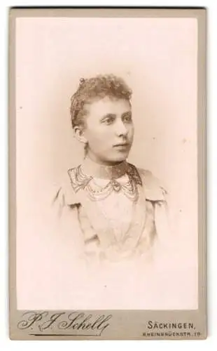 Fotografie P. J. Schell, Säckingen, Rheinbrückstr. 19, Porträt einer Frau mit Gemme