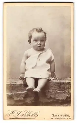 Fotografie P. J. Schell, Säckingen, Rheinbrückstr. 19, Kleinkind in Tuch gehüllt