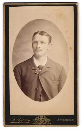 Fotografie R. Spreng, Säckingen, Elegantes Herrenporträt