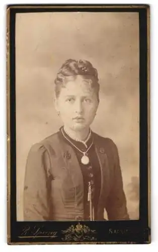 Fotografie R. Spreng, Säckingen, Elegante junge Frau im taillierten Kleid