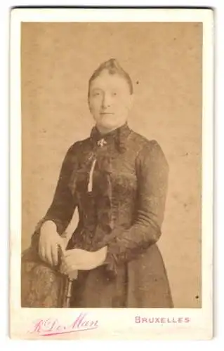 Fotografie R. De Man, Bruxelles, Chaussée d`Ixelles 38, Porträt einer Dame