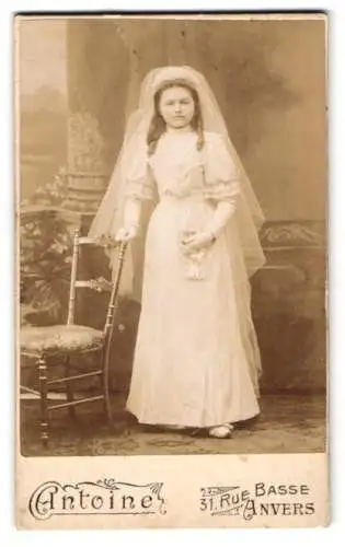 Fotografie Antoine, Anvers, Rue Basse 31, Junges Mädchen im weissen Kleid mit Schleier