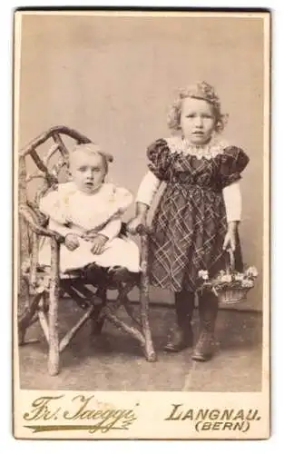Fotografie Fr. Jaeggi, Langnau /Bern, Zwei Kinder in festlicher Kleidung