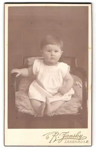 Fotografie Rudolf Jansky, Langnau, Kleinkind auf Sessel