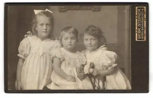 Fotografie Gebr. Steiner, Bern, Bankgässchen 1, Drei Kinder in weissen Kleidern
