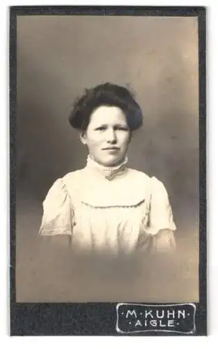Fotografie M. Kuhn, Aigle, Porträt einer Frau in elegantem Kleid