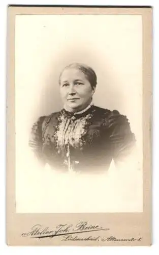 Fotografie Joh. Beine, Lüdenscheid, Altenaerstrasse 8, Porträt einer Frau