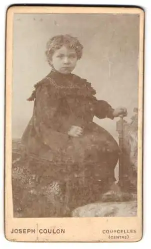 Fotografie Joseph Coulon, Courcelles, Porträt eines Mädchens in dunklem Kleid