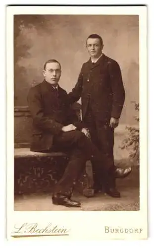 Fotografie L. Bechstein, Burgdorf, Bahnhofstrasse, Zwei Herren in Anzügen