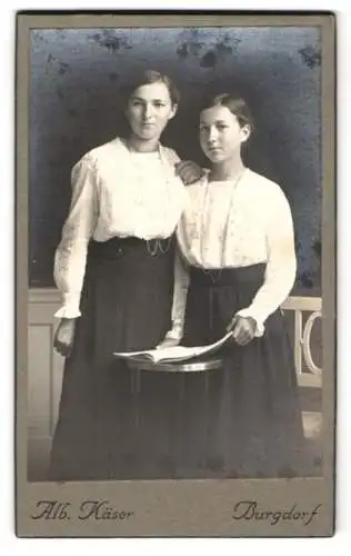 Fotografie Alb. Käser, Burgdorf, Zwei junge Frauen in eleganter Kleidung