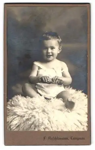 Fotografie F. Aeschlimann, Langnau, Kleinkind auf Fell