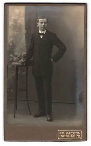 Fotografie Fr. Jaeggi, Langnau i/E., Eleganter junger Mann im Anzug