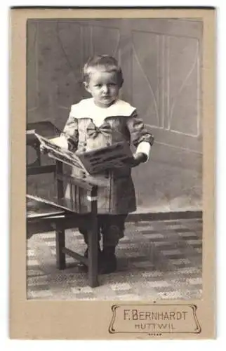 Fotografie F. Bernhardt, Huttwil, Kleinkind mit Buch