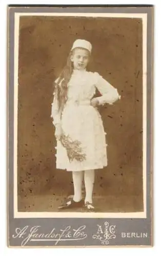 Fotografie A. Jandorf & Co., Berlin, Leipziger Strasse 64, Mädchen in festlichem Kleid