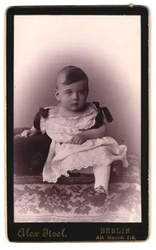 Fotografie Alex Itzel, Berlin, Alt Moabit 116, Kind in festlicher Kleidung