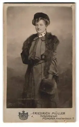Fotografie Friedrich Müller, München, Amalienstrasse 9, Dame in eleganter Garderobe