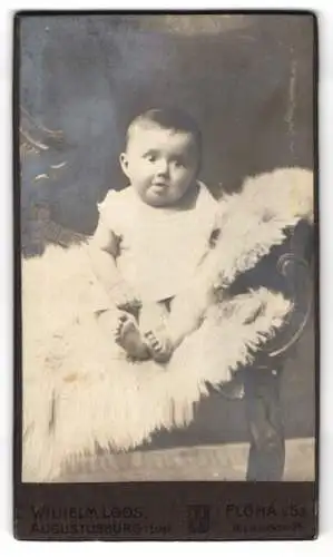 Fotografie Wilhelm Loos, Flöha i. Sa., Bismarckstr. 26, Porträt eines Kleinkinds auf einem Stuhl