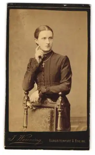 Fotografie J. Wenning, Burgsteinfurt & Rheine, Wasserwall, Porträt einer nachdenklichen Dame