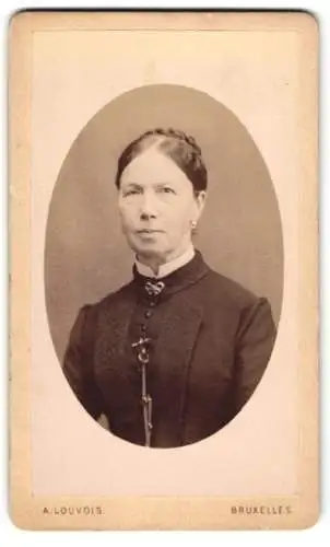 Fotografie A. Louvois, Bruxelles, Chaussée de Louvain 51, Porträt einer Dame