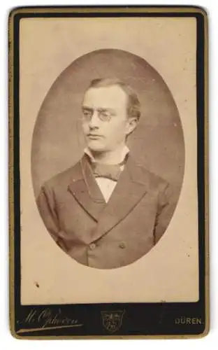 Fotografie M. Ophoven, Düren, Oberstrasse 33, Porträt eines Herrn mit Brille