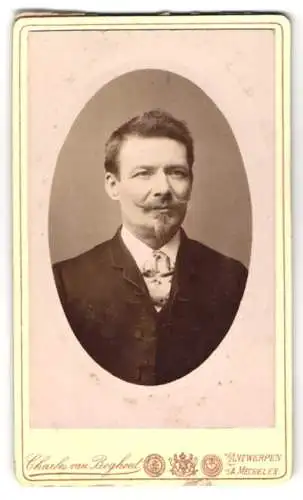 Fotografie Charles van Boghout, Antwerpen, Kammen Straat 65, Porträt eines Mannes mit Bart