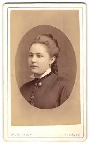 Fotografie Louis Falcy, Yverdon, Rue de Neuchâtel, Portrait einer Frau mit elegantem Kleid