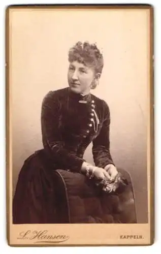Fotografie L. Hansen, Kappeln, Frau in elegantem Samtkleid