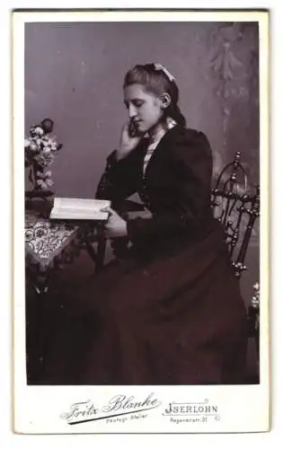 Fotografie Fritz Blanke, Iserlohn, Hagenstr. 31, Lesende Dame in elegantem Kleid
