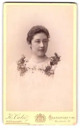 Fotografie Katharina Culié, Frankfurt a. M., Hochstrasse 32, Porträt einer jungen Frau mit Blumenschmuck